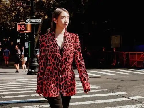 孟美岐初秋街拍甜系少女遇见盐系大哥
