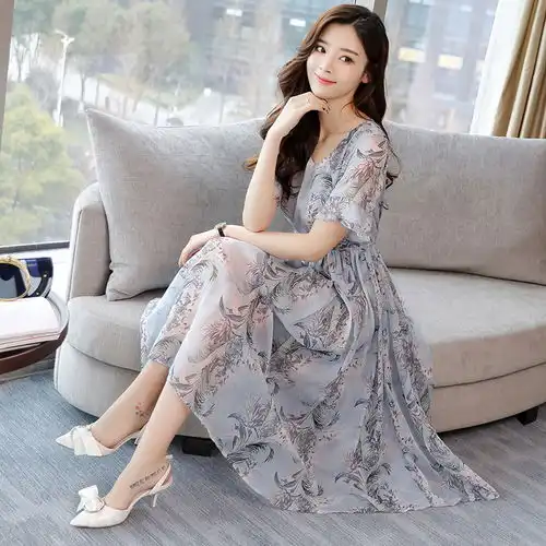 丰满的女人干嘛藏着,夏天把身材秀出来,穿这些时髦连衣裙漂亮
