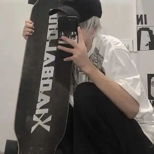对镜拍一眼心动的温柔男生头像
