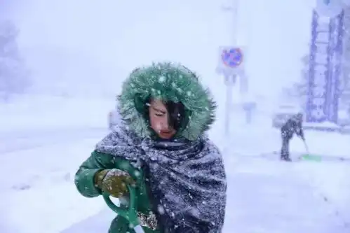 雪是冷的心是热的情是暖的今天,风雪中的他们,是荣成最美的风景
