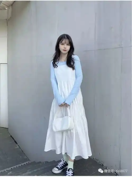 白色裙子配什么颜色上衣好看
