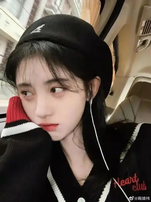 今年毛衣上的花花小到看不见,跟cici项偞婧学的

