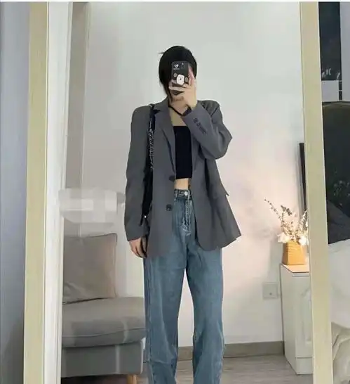 早秋牛仔裤搭配什么样的上衣好看
