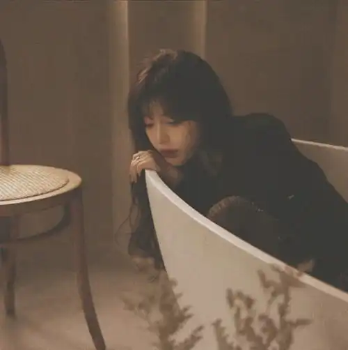 暗系女生头像
