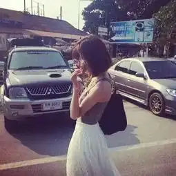 求跟这张图片相配的情侣头像
