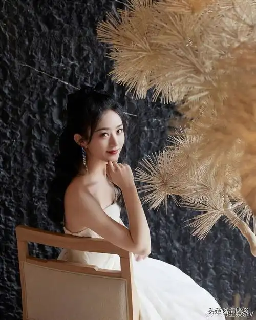 赵丽颖穿白色抹胸长裙,甜美温柔,宛如公主
