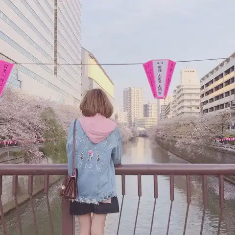 唐艺昕街拍青春迷人,公布甜美教主如何玩转少女系穿搭
