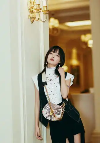 一副禁欲系的高级脸的辛芷蕾,天生有一股霸道女总裁的气质,时尚穿搭简直美炸了
