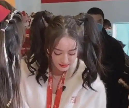 迪丽热巴又美出新高度,换新发型变俏皮少女,但状态引起关注

