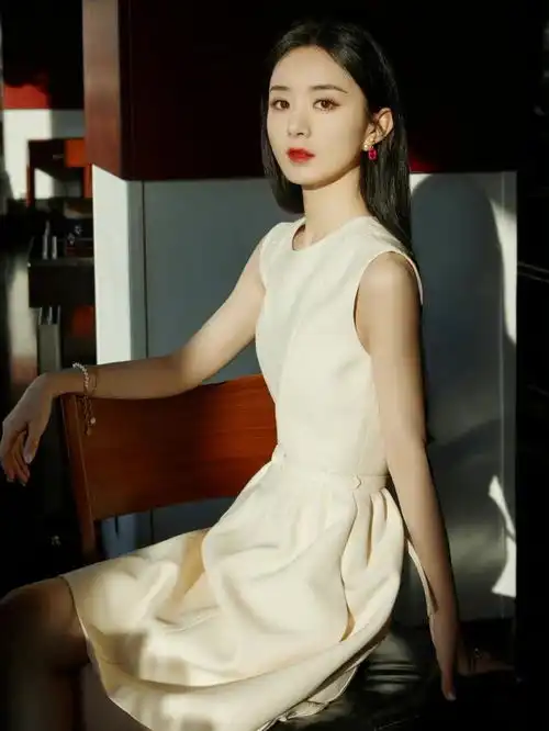 赵丽颖一身温柔奶白色裙尽显优雅,离婚后身现直播间状态绝绝子
