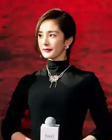 只有一条小黑裙,照样成为年会焦点我的秘密是
