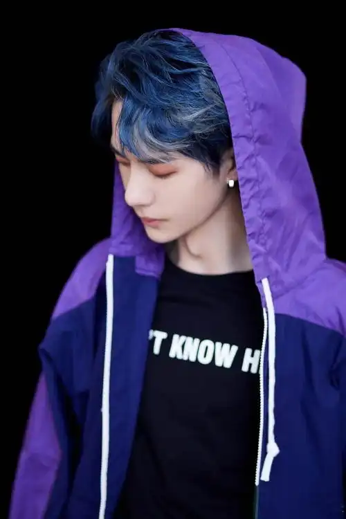 王一博私服穿搭真酷盖,看见这套紫色运动服,真的是爱了爱了

