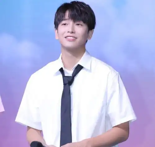 彭昱畅出席电影路演,日系白衬衫校草装,重回颜值巅峰
