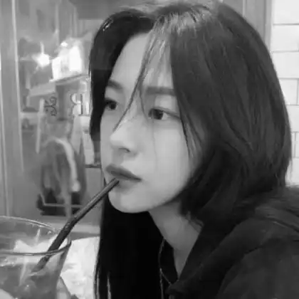 黑色长发女孩头像图片,长的漂亮又搞怪太可爱了
