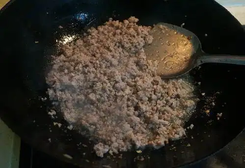 炒粉条时,粘锅又变成一坨老厨娘第一步都做错,会好吃才怪
