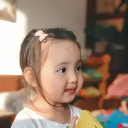 这个萌翻朋友圈的2岁中国小女孩穿上球鞋,41万粉丝都大喊可爱
