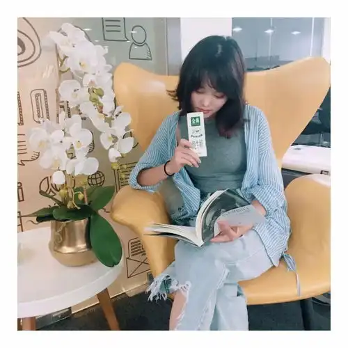 奶系女孩,可甜可纯有内涵
