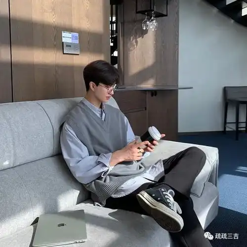 基础款也能迷人有型ins博主的春季盐系大男孩穿搭可以照搬
