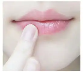 谁有女孩嘴唇粉色的图片啊
