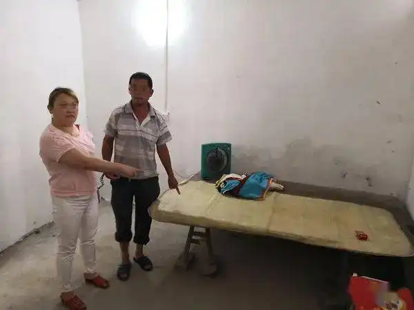扫黄一木屋内,5男4女被抓获
