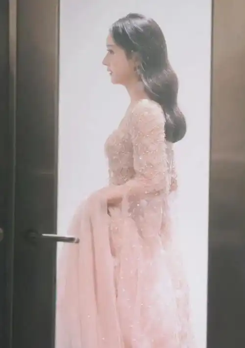 赵丽颖中秋节狂出美图,又美又仙如古堡油画公主
