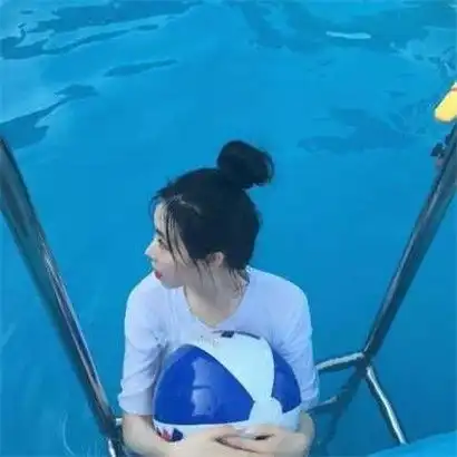唯美好看蓝色控女生头像,泳池边的湖边海边居家的都有
