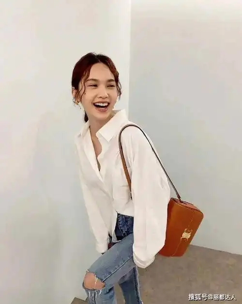 徐静蕾气质不是吹的,穿白衬衫配9分裤端庄高级,气场好强大
