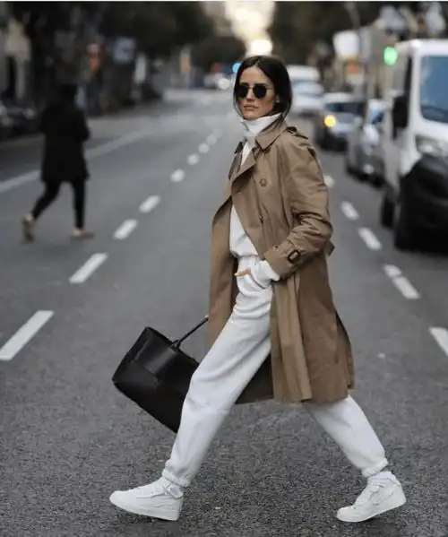 每逢过年胖三斤之后,穿运动服去上班吧,有型还显瘦
