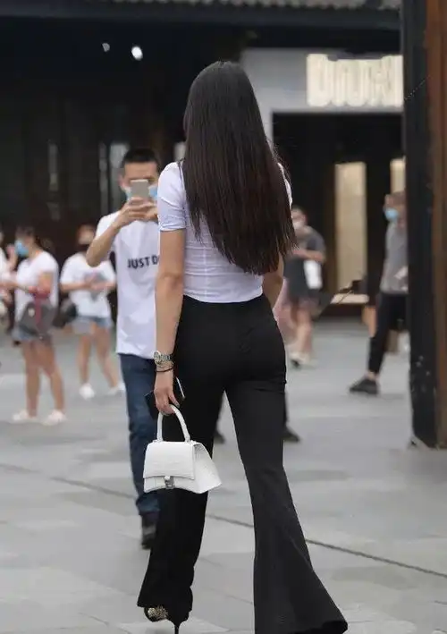 白色纽扣衬衣搭配黑色喇叭裤,随性潇洒,风光满满
