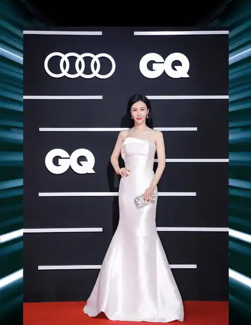 田朴珺贵妇气质外露,穿缎面抹胸裙走红毯真抢镜,曲线不输女明星
