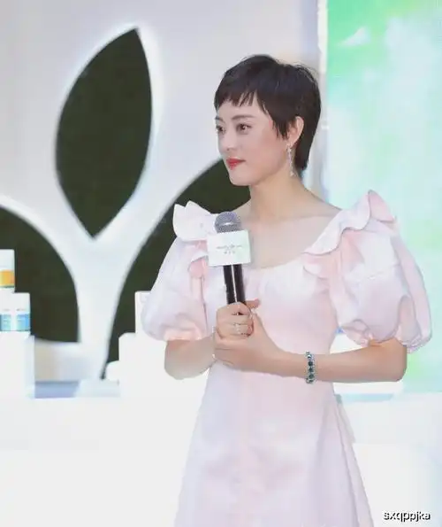 孙俪当真有37岁吗穿粉色泡泡袖连衣裙太像少女,气色更是超级好
