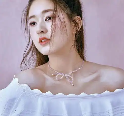 谁说choker只适合酷女孩鞠婧祎戴上挺甜美,刘亦菲则很优雅
