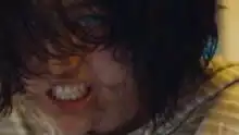 釜山行小女孩儿被丧尸围攻,父爱伟大,终被得救
