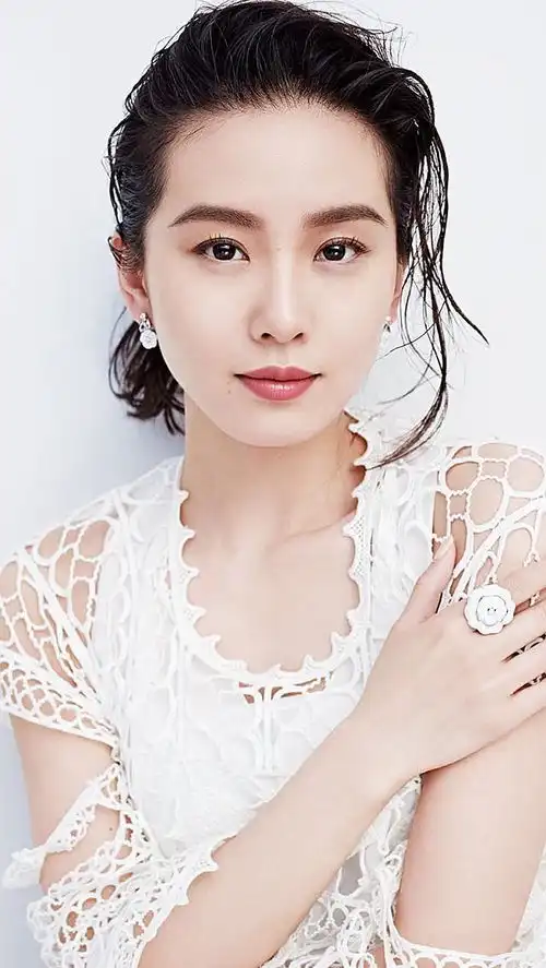 绝了刘诗诗白衬衫演绎大片披发清朗明媚气质温柔
