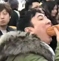 王思聪吃热狗姿势奇特,被网友恶搞,思聪亲自回复你死了
