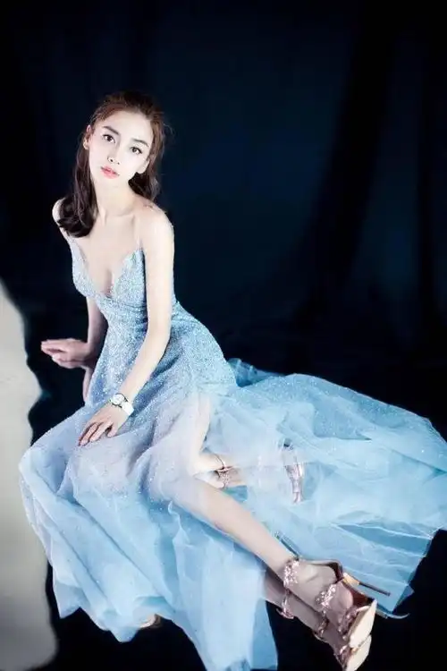 angelababy好性感,一袭蓝色长裙上下皆空穿搭,好身材藏不住
