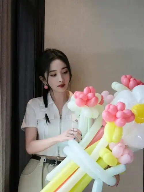 杨幂上头了丝带编发果然人传人
