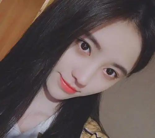 鞠婧祎现身成都机场,手捂胃部脸色憔悴粉丝心疼少吃火锅吧
