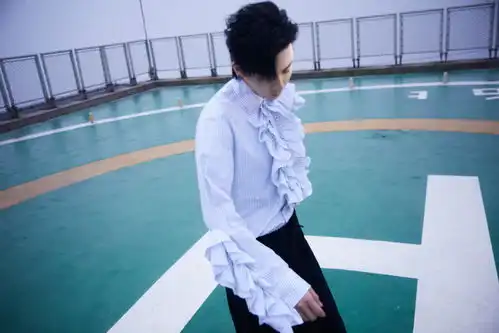 刘宇宁最新造型原来男生也能穿荷叶边

