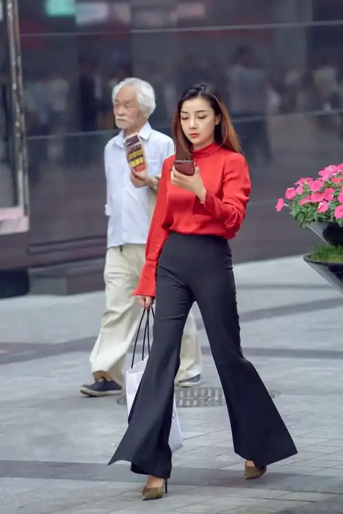 极品街拍长腿喇叭裤高跟独特的气质
