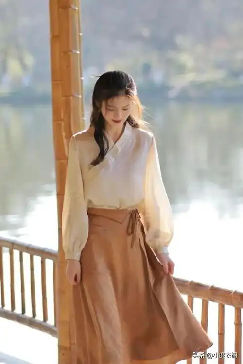 改良中式汉服赋予我的清冷和淡雅,但有冬阳还是感觉很温暖

