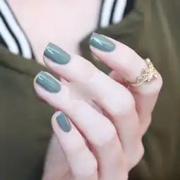 纯色系美甲真的很美
