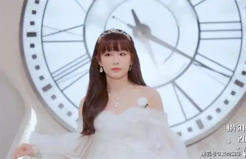 火箭少女穿婚纱拍闺蜜照,杨芸晴仙气,yamy飒爽,杨超越变公主
