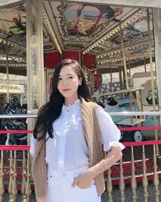 旧毛衣别丢,学宋茜挂在脖子上,女明星都在这么搭配
