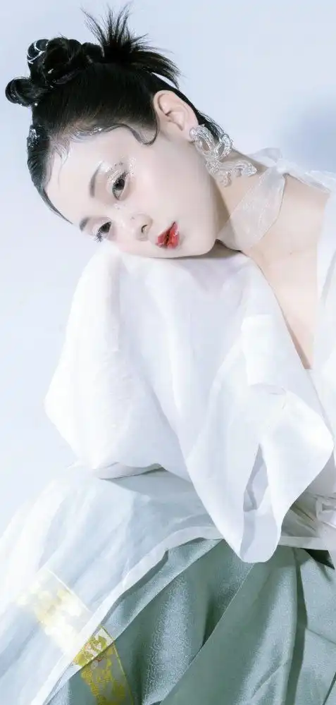 小姐姐真会玩,穿汉服还化蛇妖妆,清冷又妩媚,看起来很高级
