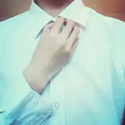 手控侵删白衬衫
