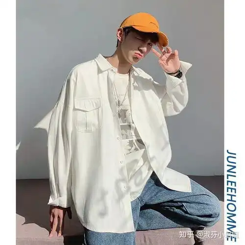 白色衬衣搭配黑色运动裤好看吗另外搭配什么颜色鞋子
