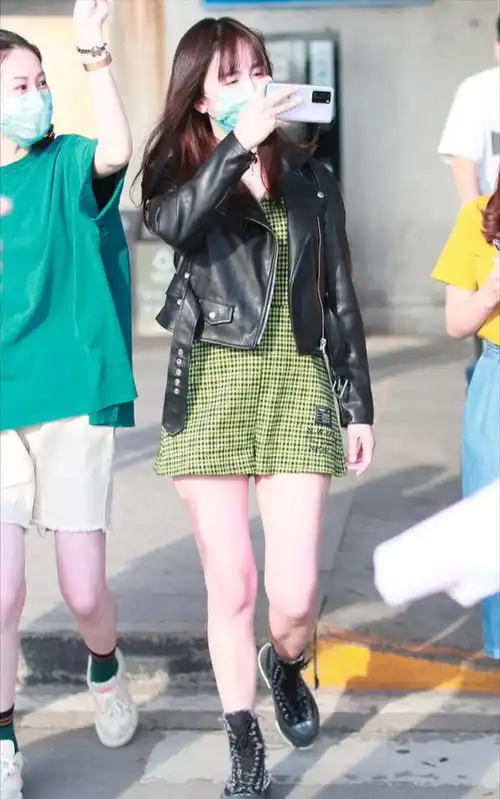 迪丽热巴的气质真高级,复古黑白格纹裙淡雅温柔,甜系女孩也很飒
