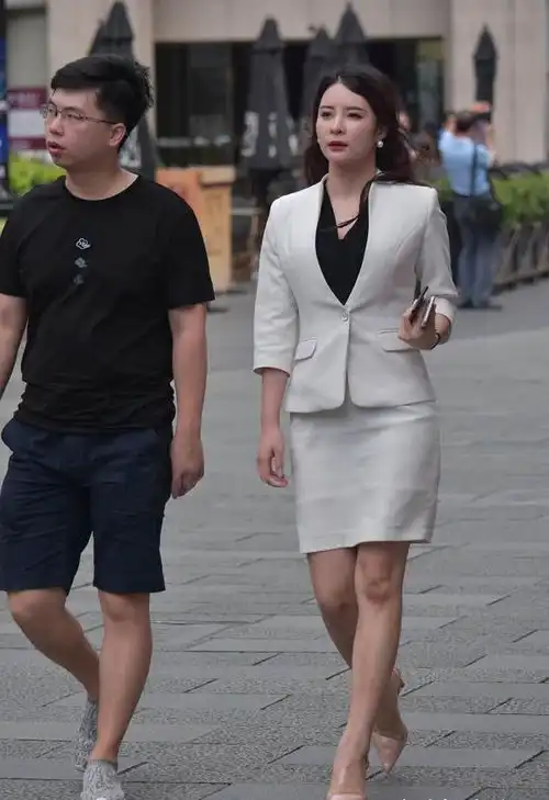 街拍这要给你老公带来多大压力啊
