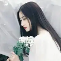 qq头像,女生白衬衫向右看手拿玫瑰花
